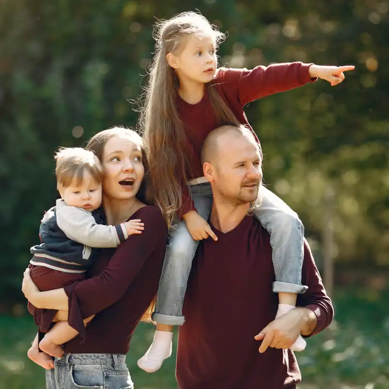 Familie mit zwei Kindern im Park Familie mit zwei Kindern im Park