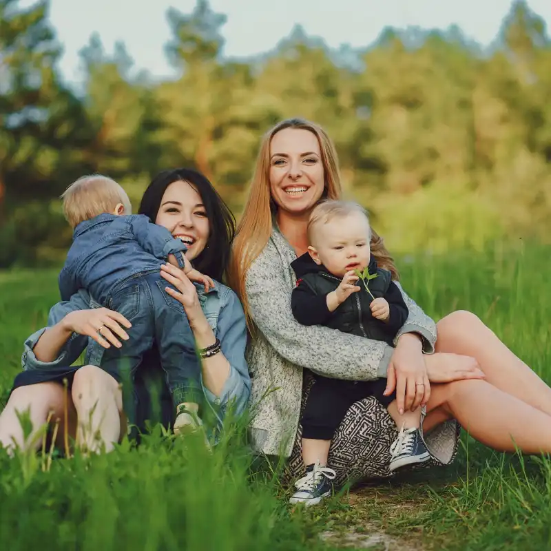 Eine Familie mit Kindern auf einer Wiese Eine Familie mit Kindern auf einer Wiese