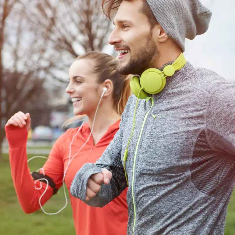 Ein junges Paar joggt