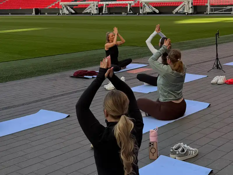 yoga im Bayer Stadion.