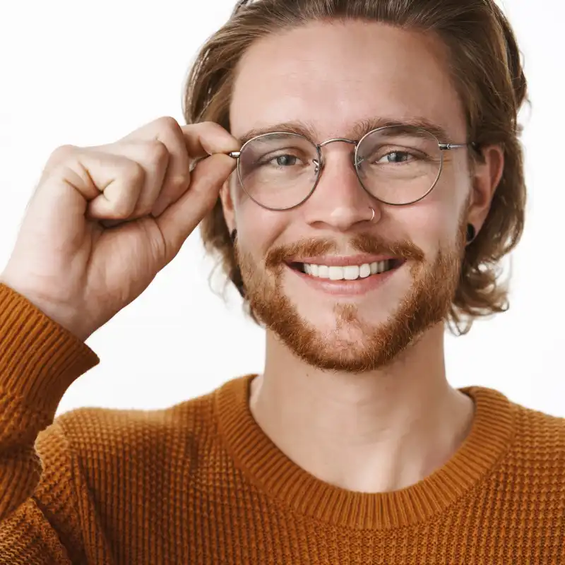 Junger Mann mit Brille
